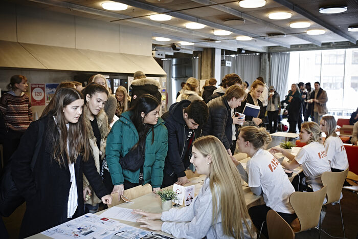 Bildet kan inneholde: yttertøy, ungdom, hendelse, jeans, samspill.