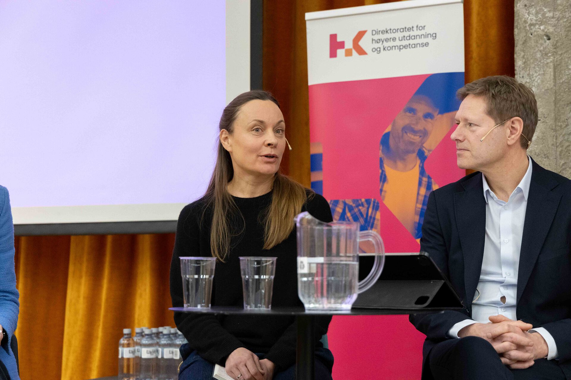 Kvinne og mann i panelsamtale