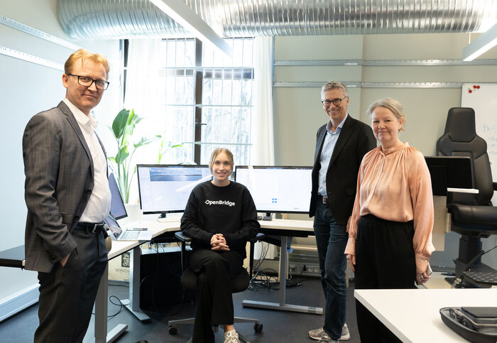 Bildet kan inneholde: møbler, elektronisk enhet, kontorutstyr, bord, funksjonær.