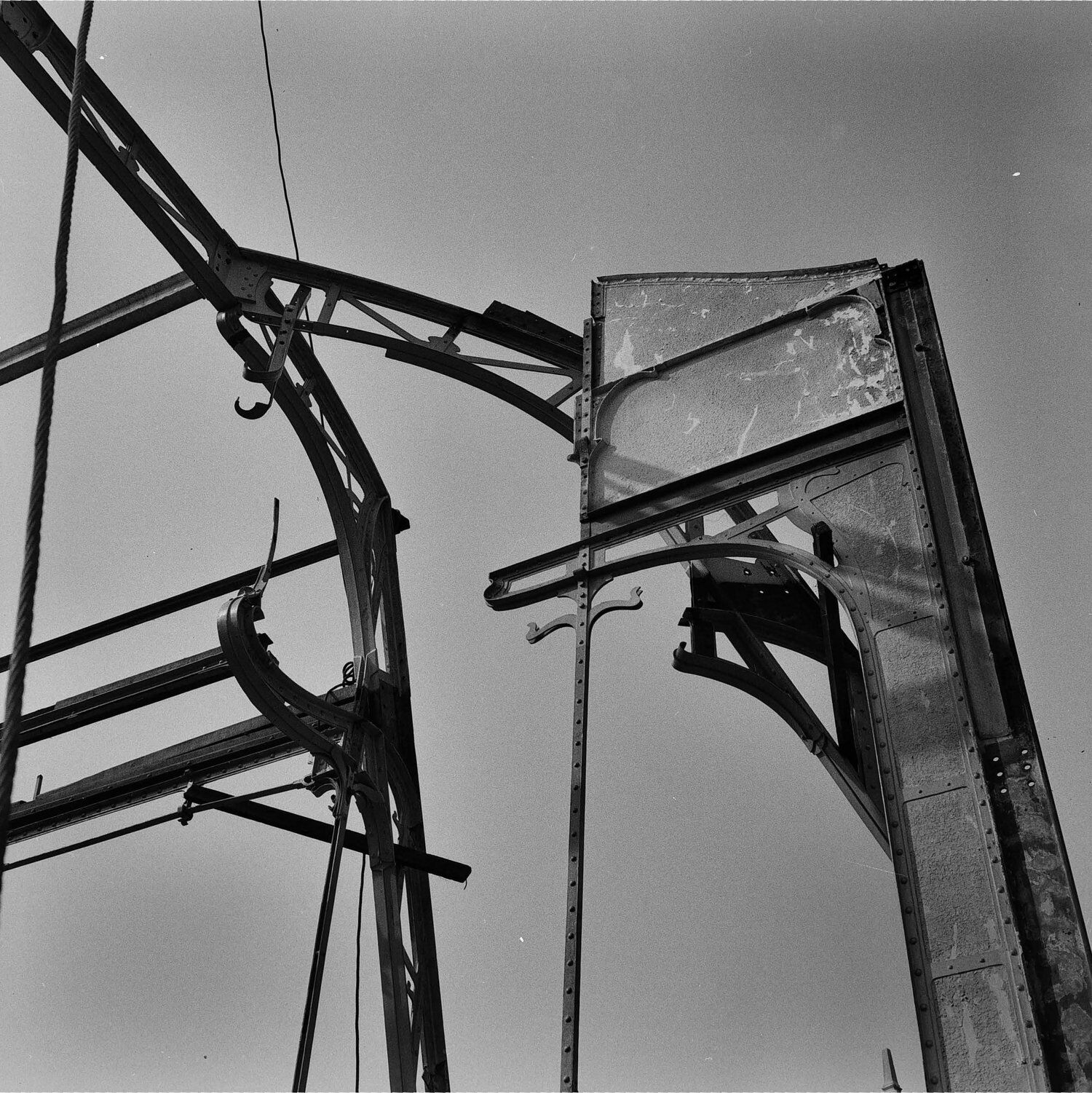 Bildet kan inneholde: monokrom fotografering, monokrom, stryke, svart og hvitt, metall.
