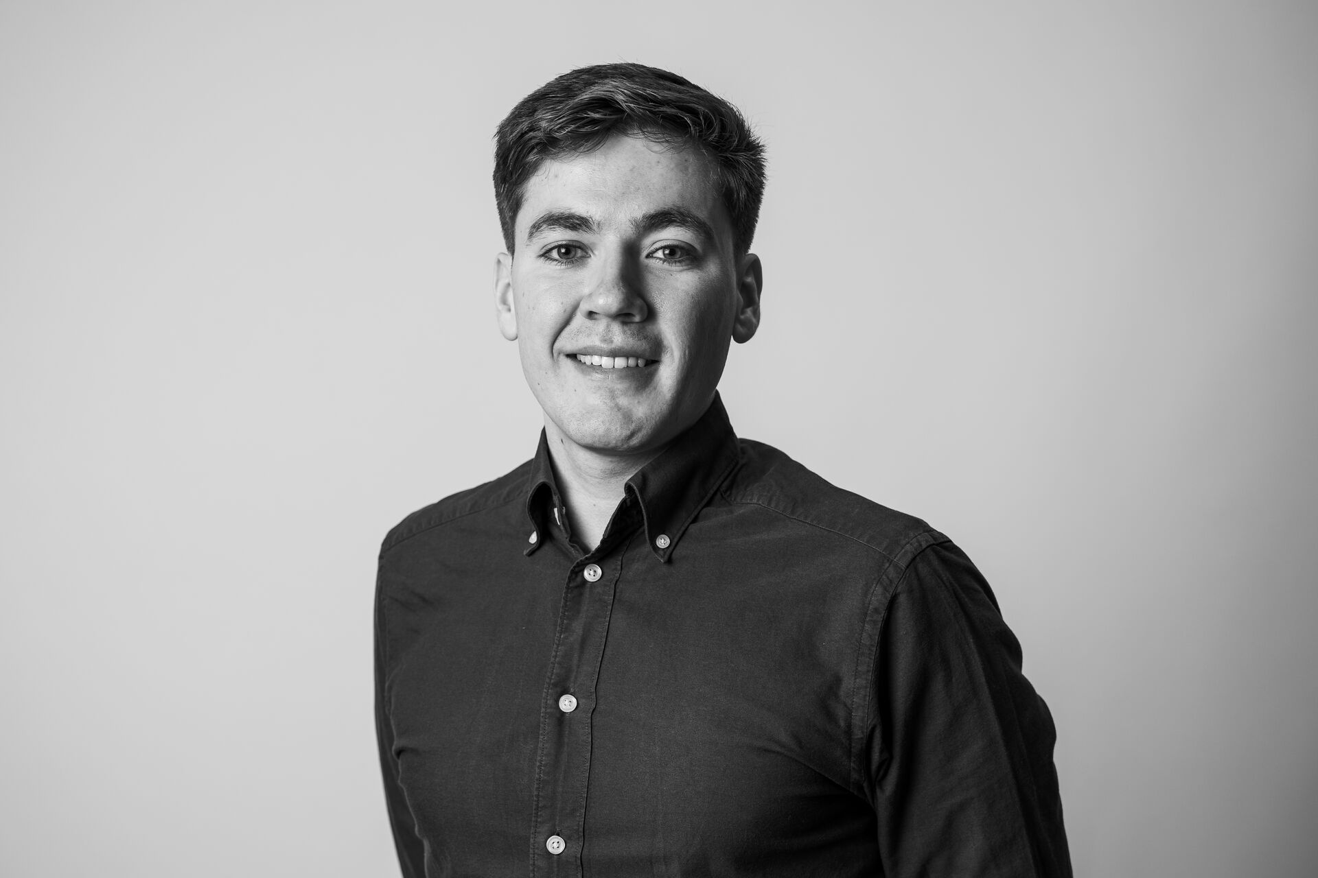 Bildet kan inneholde: fotografi, erme, snipp, kjeve, smil.