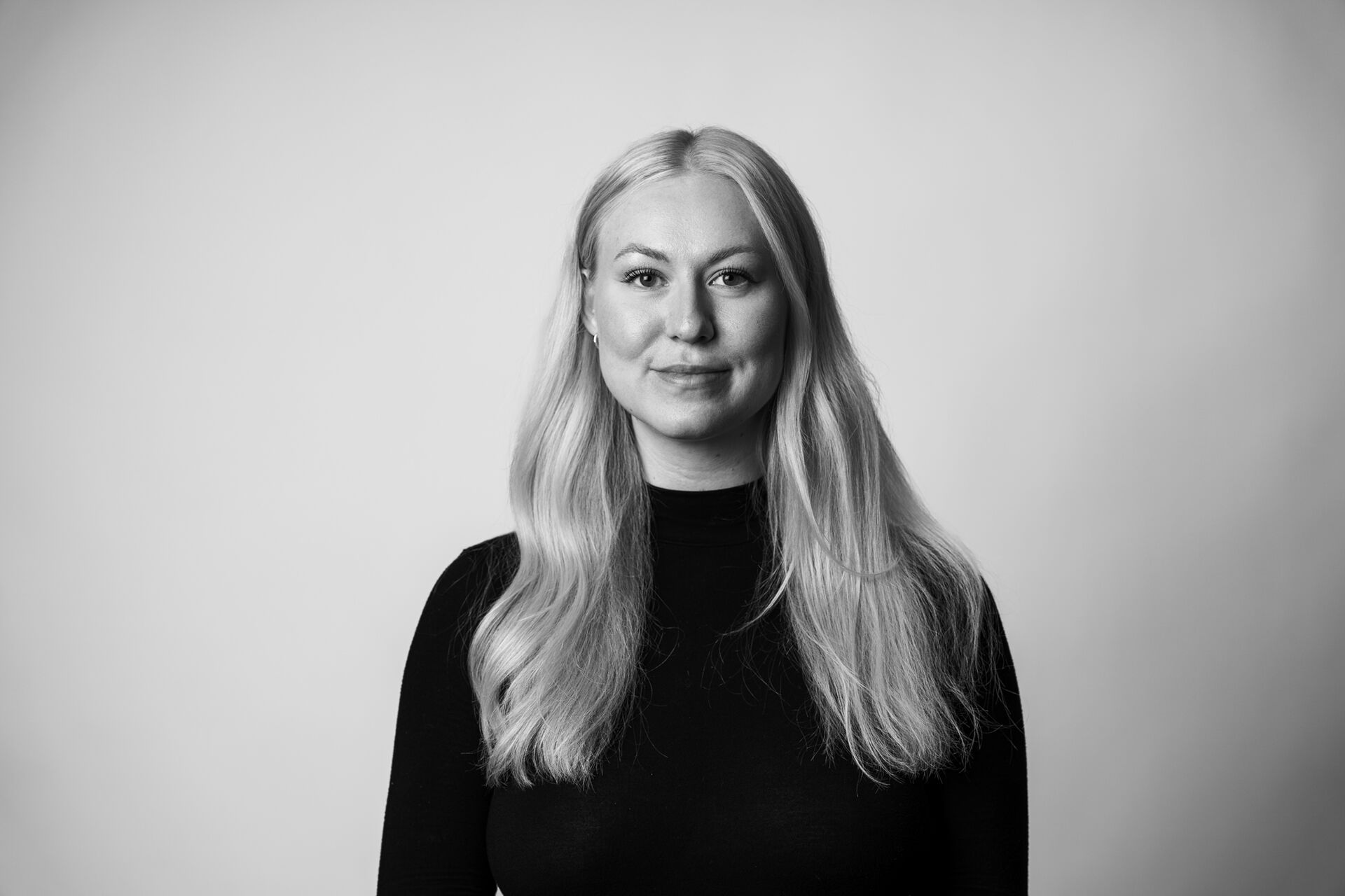 Bildet kan inneholde: lepper, skulder, skjønnhet, ansiktsuttrykk, smil.