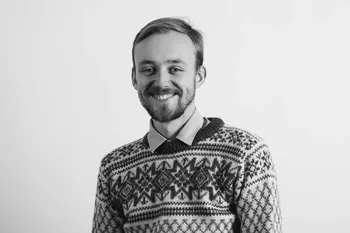 Bildet kan inneholde: person, klær, hake, ansiktshår, kinn
