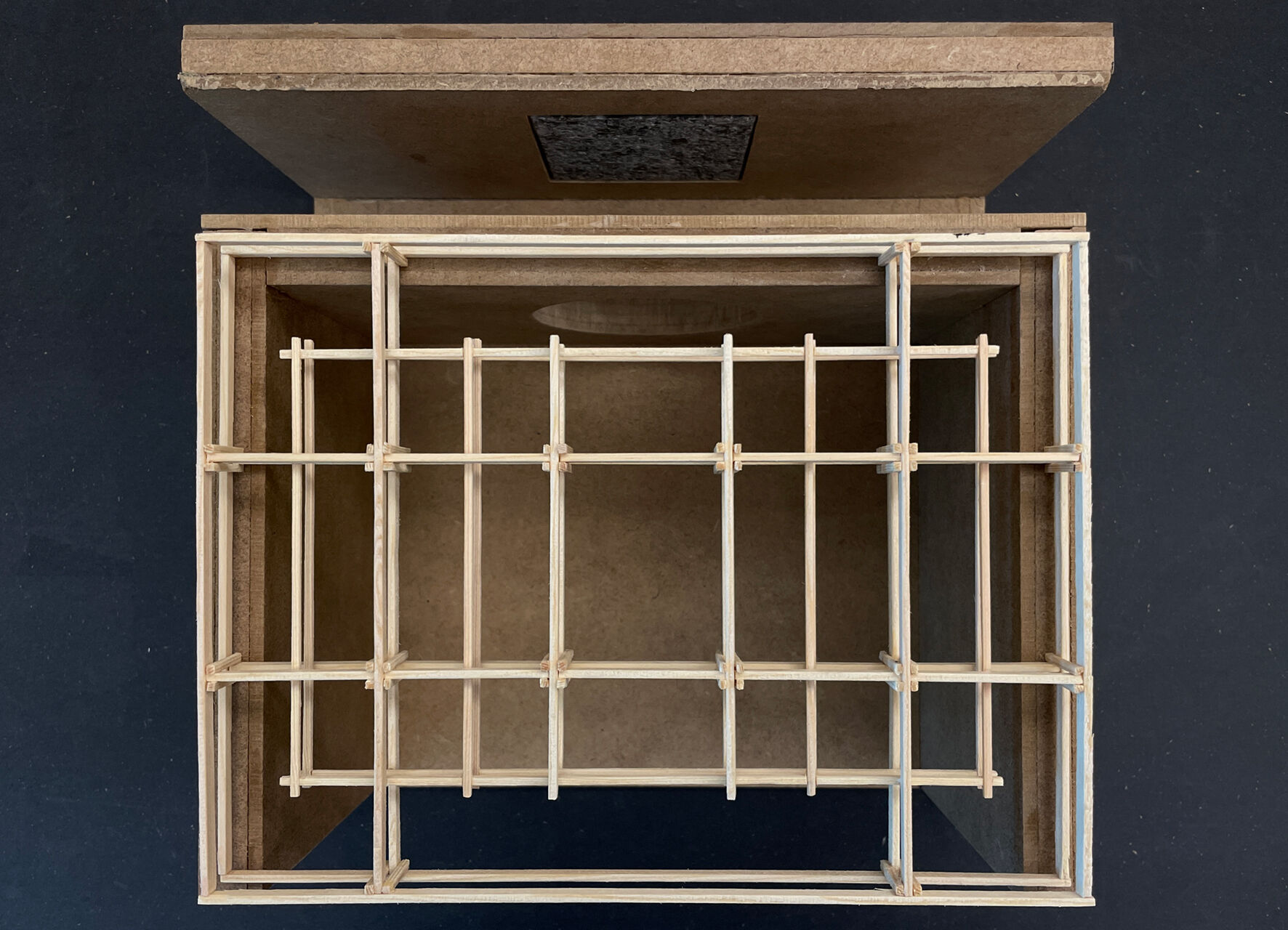 Bildet kan inneholde: tre, komposittmateriale, naturmateriale, symmetri, hardved.