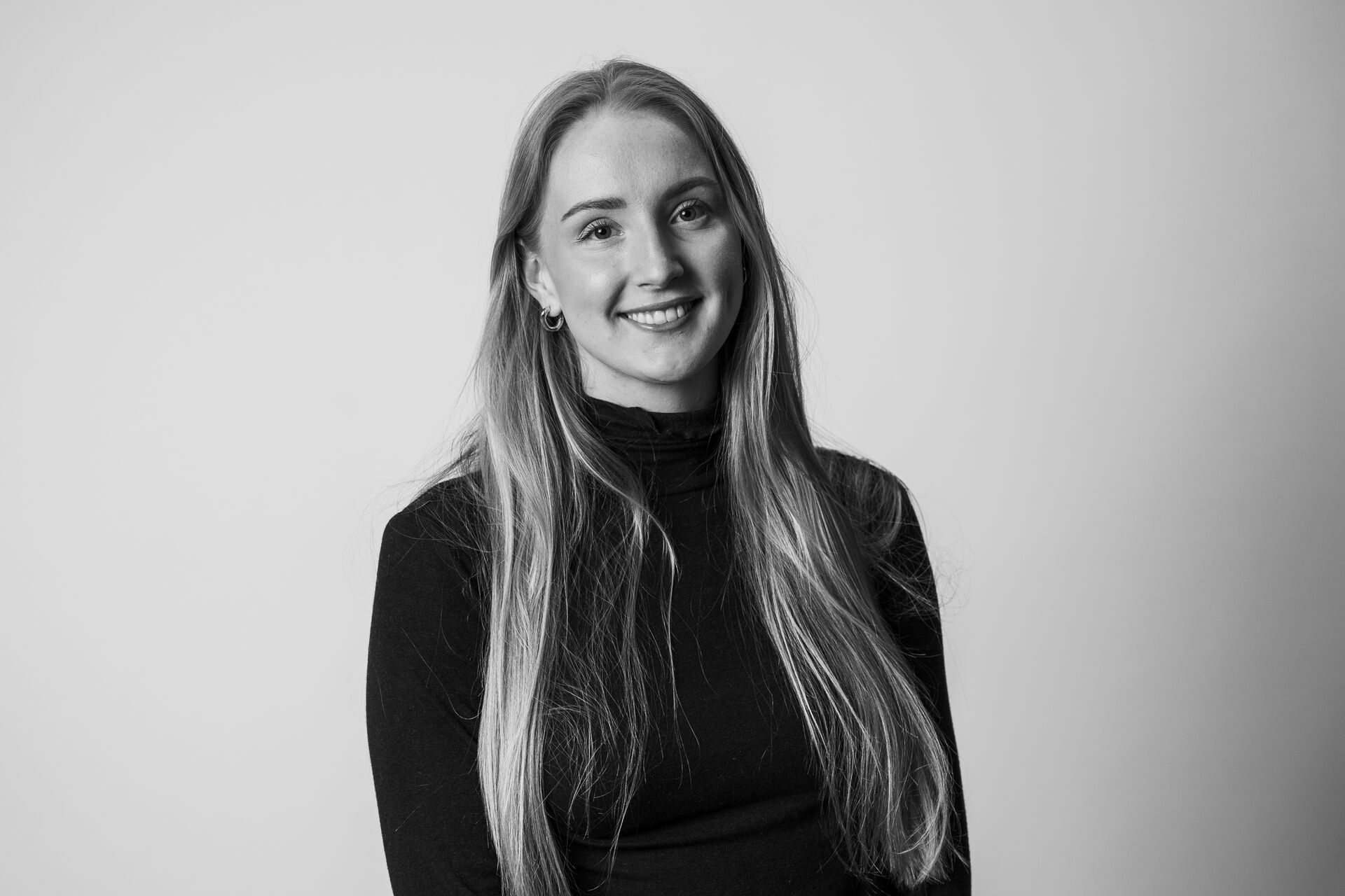 Bildet kan inneholde: smil, øyenbryn, lepper, lykke, hud.