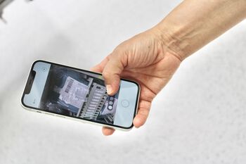 Bildet kan inneholde: dings, elektronisk enhet, kommunikasjonsenhet, mobiltelefon, finger.