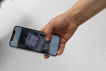 Bildet kan inneholde: dings, elektronisk enhet, kommunikasjonsenhet, hånd, mobiltelefon.