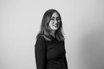 Bildet kan inneholde: briller, briller, synspleie, skulder, monokrom fotografering.