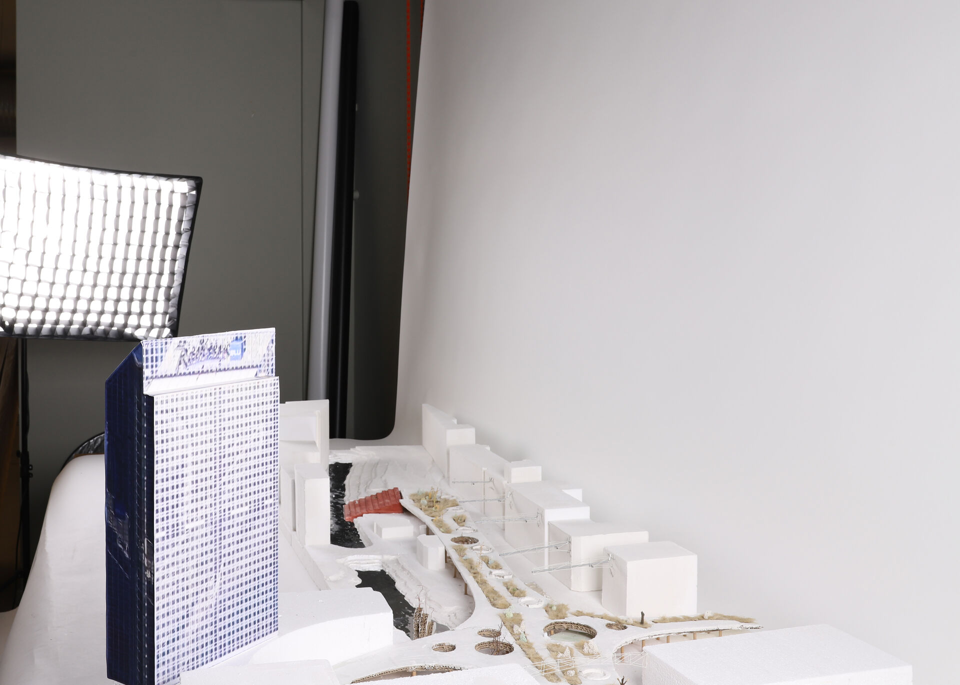 model of Nylandsbrua and the plaza hotel in a photo studio