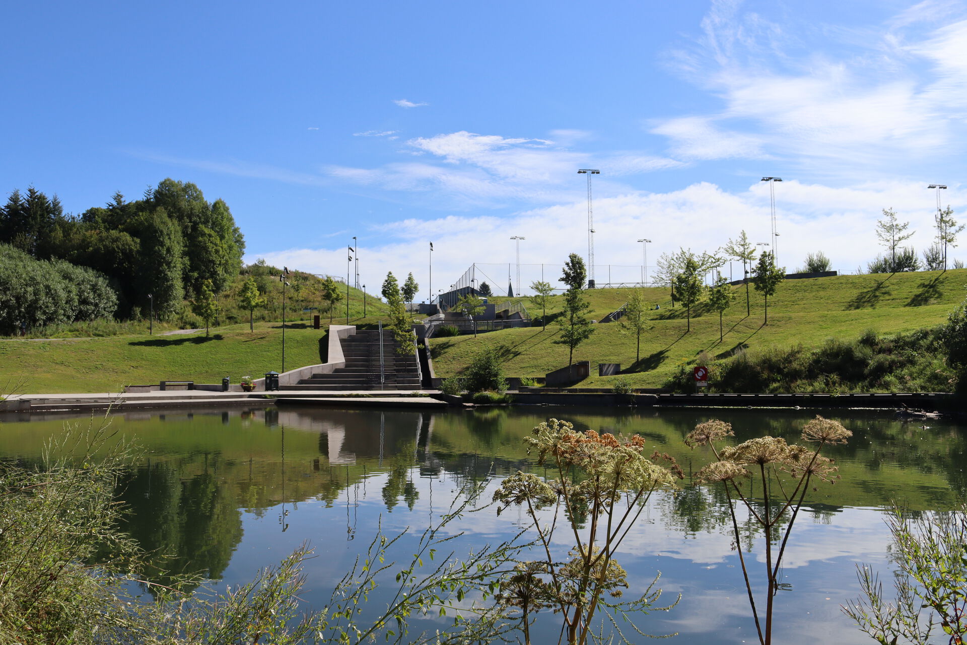 Bildet kan inneholde: bank, speilbilde, kanal, dam, hage.