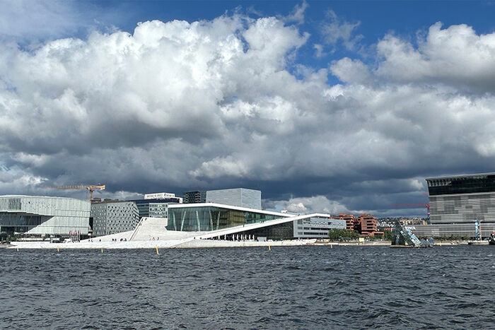 Foto av biblioteket, operaen og Munch-museet i Oslo. Viktige institusjoner ligger langs havnelinjen. Ny arkitektur. 