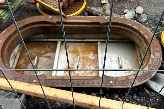 Foto av kumlokk, infrastruktur under bakken