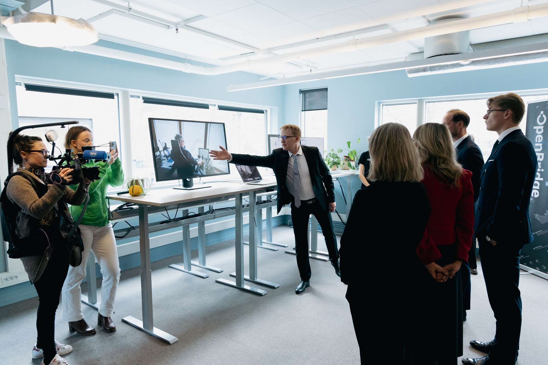Bildet kan inneholde: elektronisk enhet, interiørdesign, skjermenhet, møbler, teknologi.