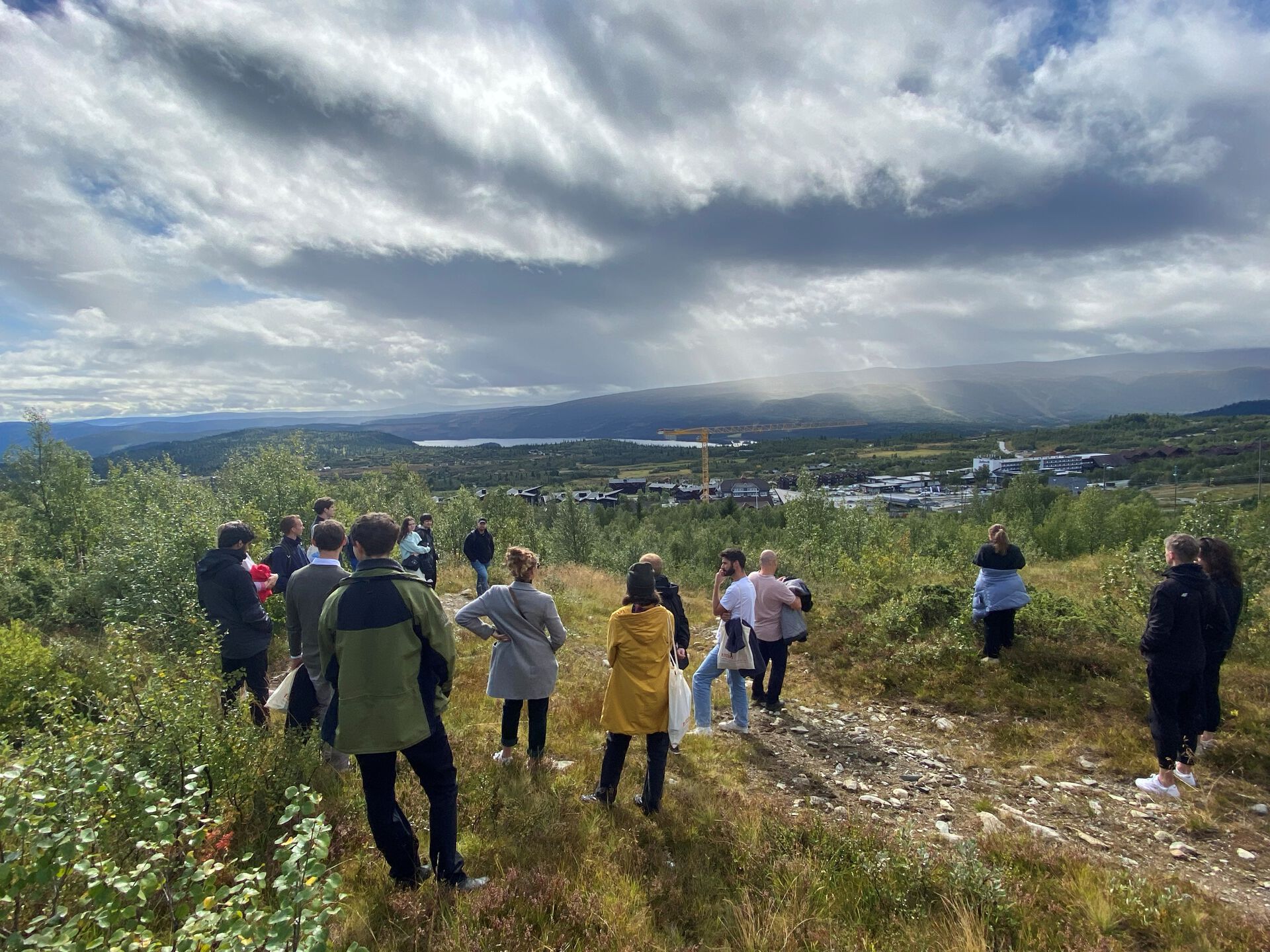 Bildet kan inneholde: fjellrike landformer, naturlig miljø, natur, høyde, sky.