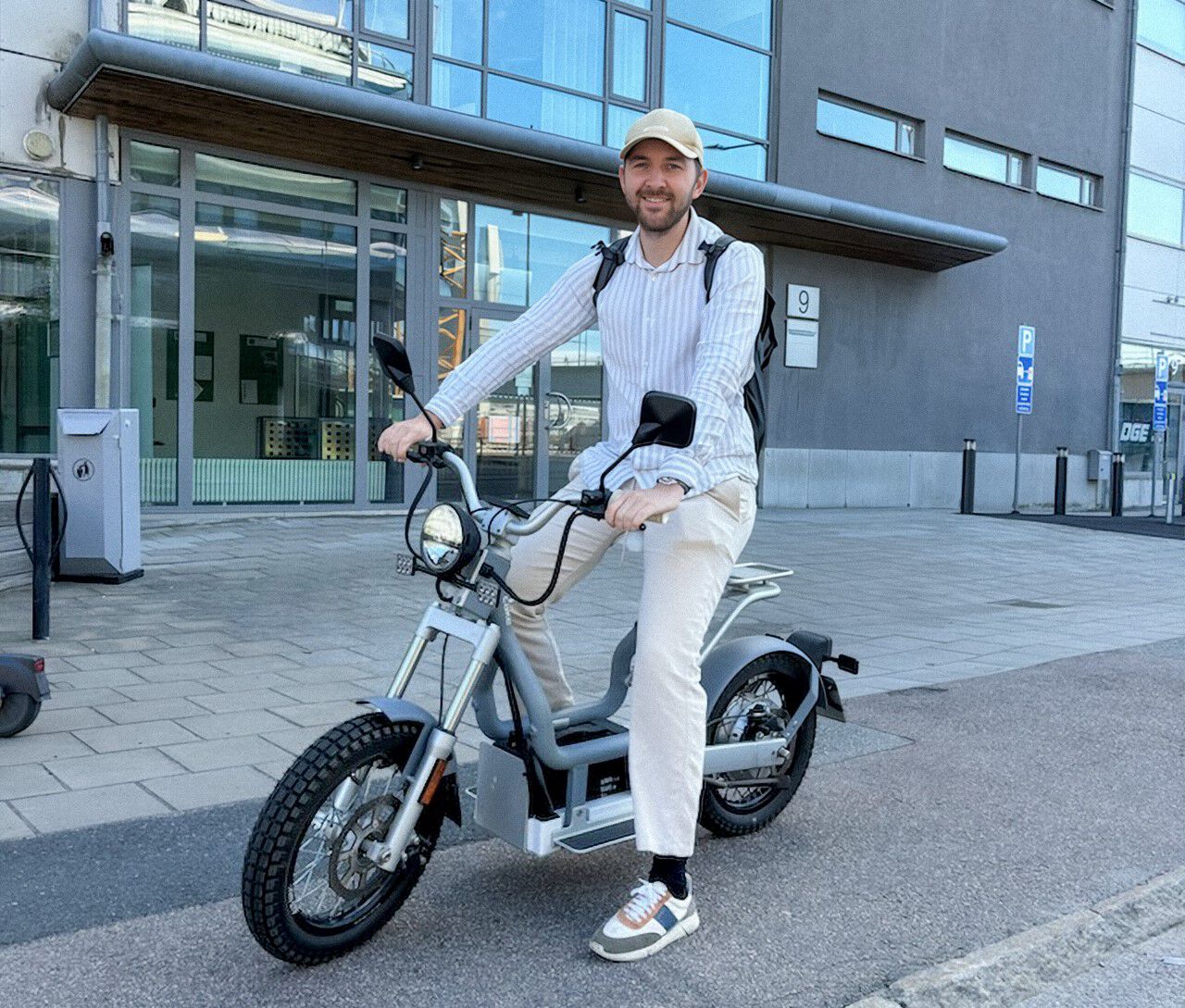 Mann på moped.