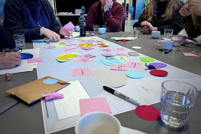 Bildet kan inneholde: møbler, bord, skrivebord, papir, interiørdesign.