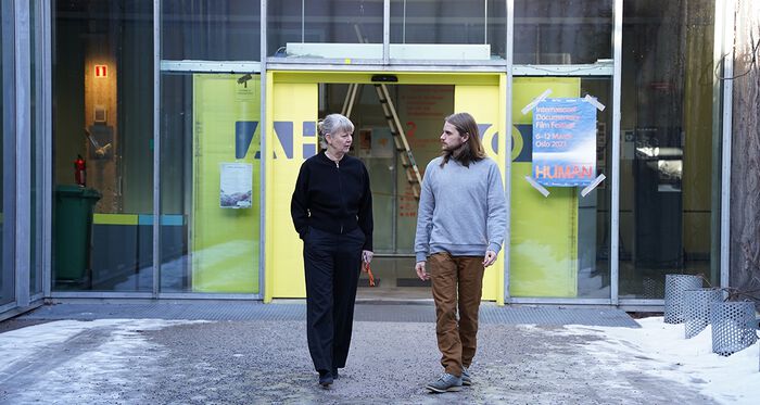 Fotografi av Rektor Irene Alma Lønne og designstudent Glenn Sæstad
