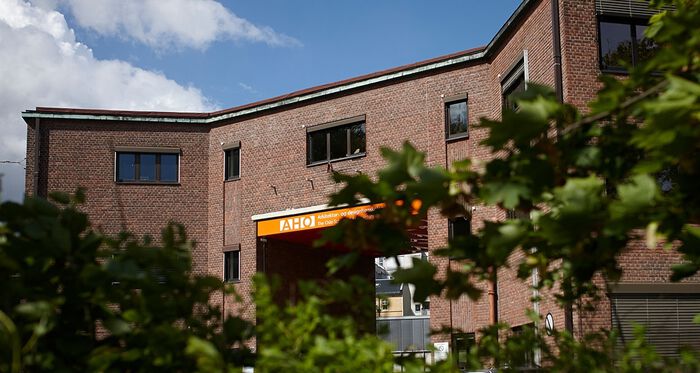 Foto av inngangen til AHO