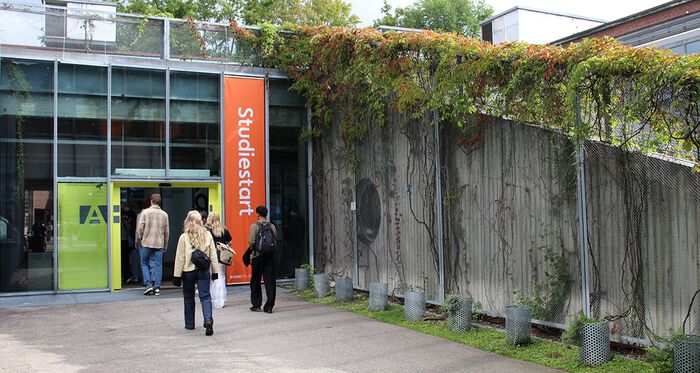 Studenter inn inngangspartiet til AHO