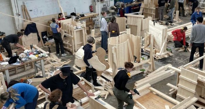 AHOs arkitektstudenter som bygger betongelementer