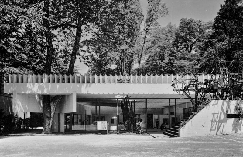 Foto av den nordiske paviljongen i Venezia. Arkitektur. Trær
