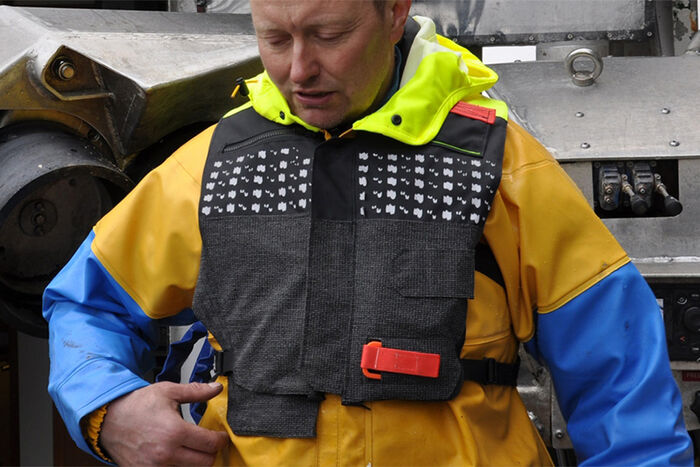 Mann i redningsvest