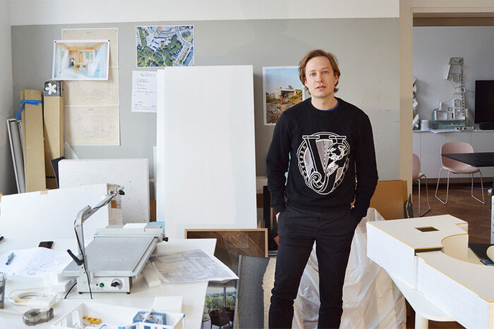 Arkitekt Espen Heggertveit på hans kontor, ved pulten 