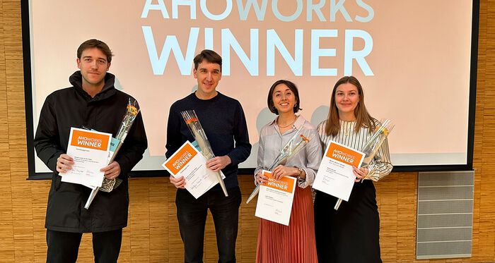 Fire studenter med diplom