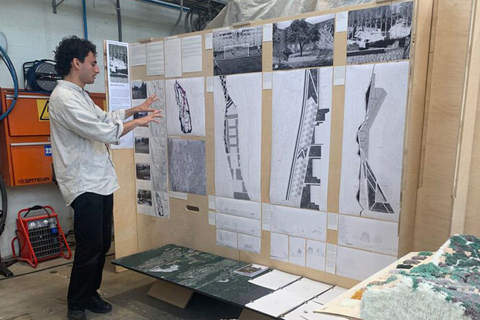 Student presenterer plansjer