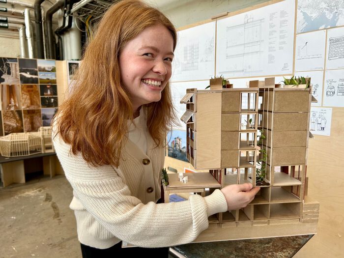 Avgangsstudent i arkitektur viser frem diplomprosjektet sitt.