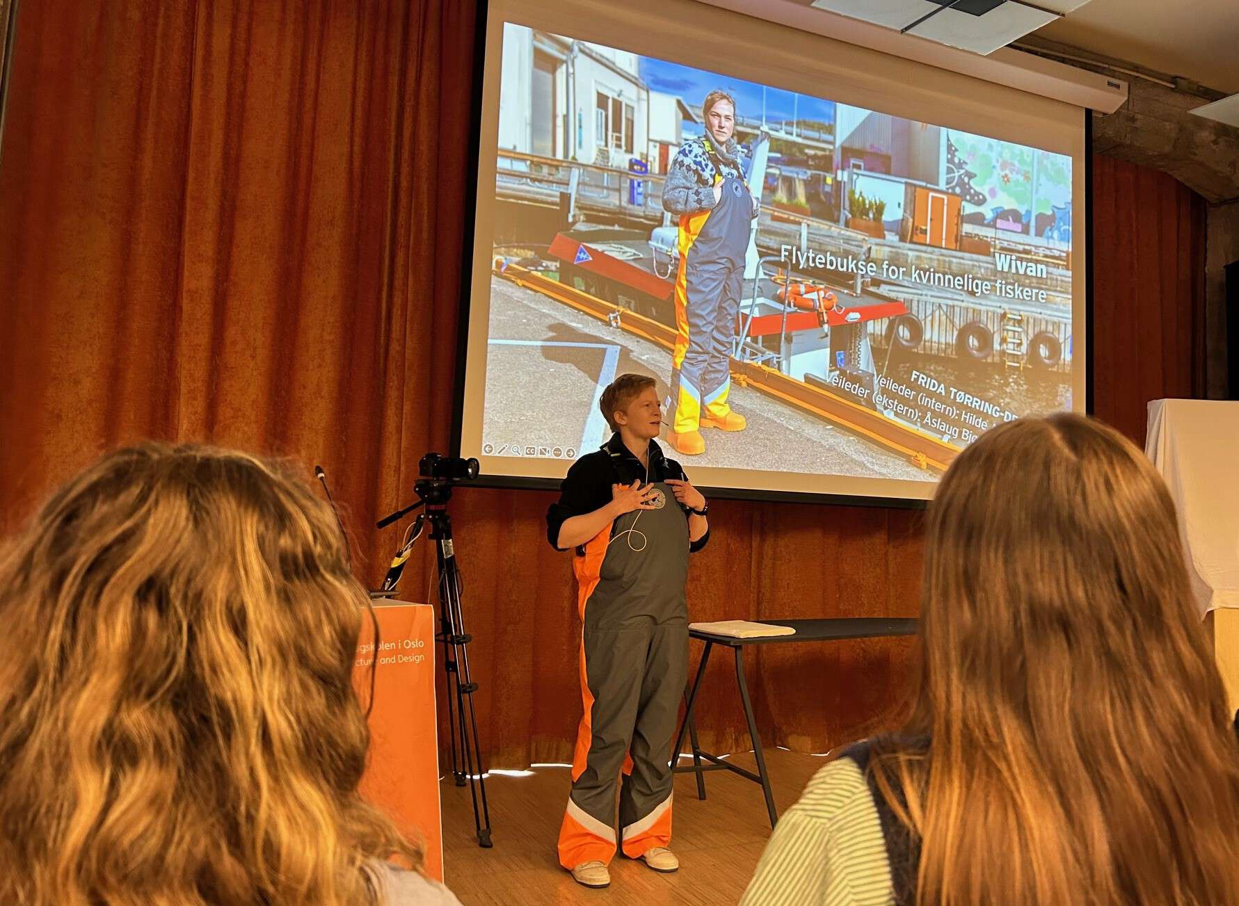 Bildet kan inneholde: bukse, jeans, presentasjon, projeksjonsskjerm.