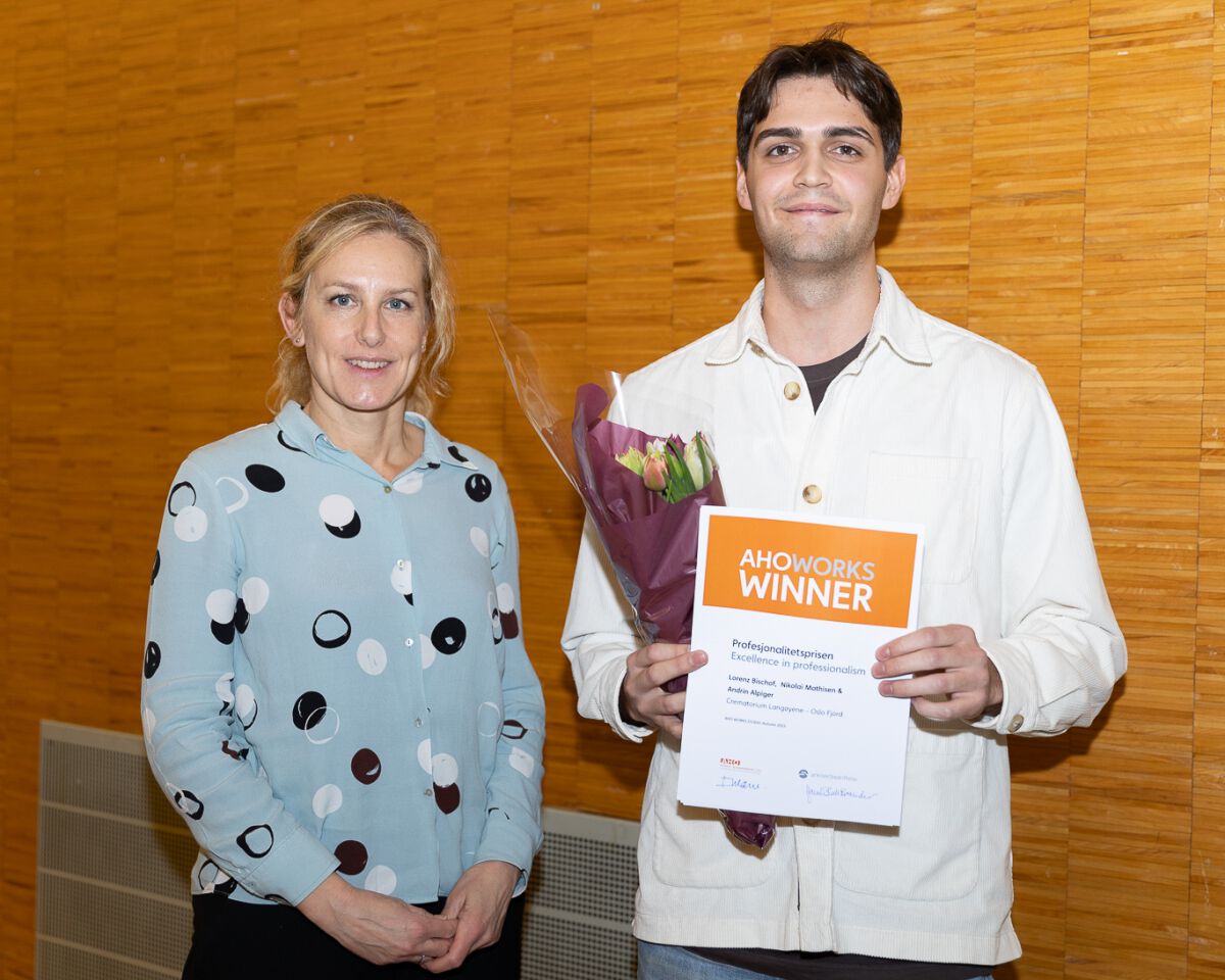Foto av smilende prisvinner med diplom i hånden og sponsor