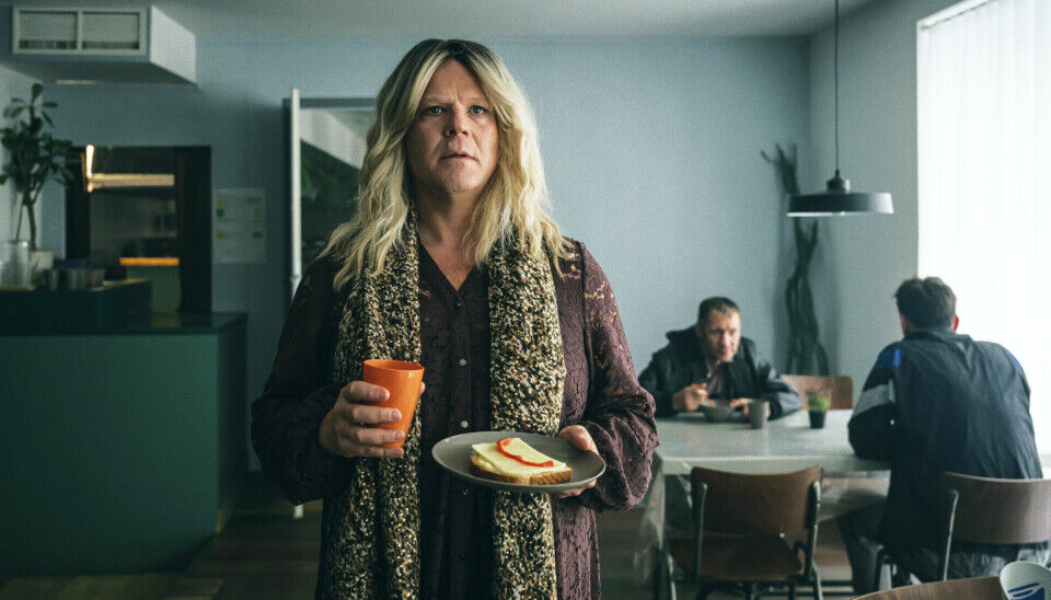 Mann kledd som kvinne, fra TV-serien om Ølhunden Berit