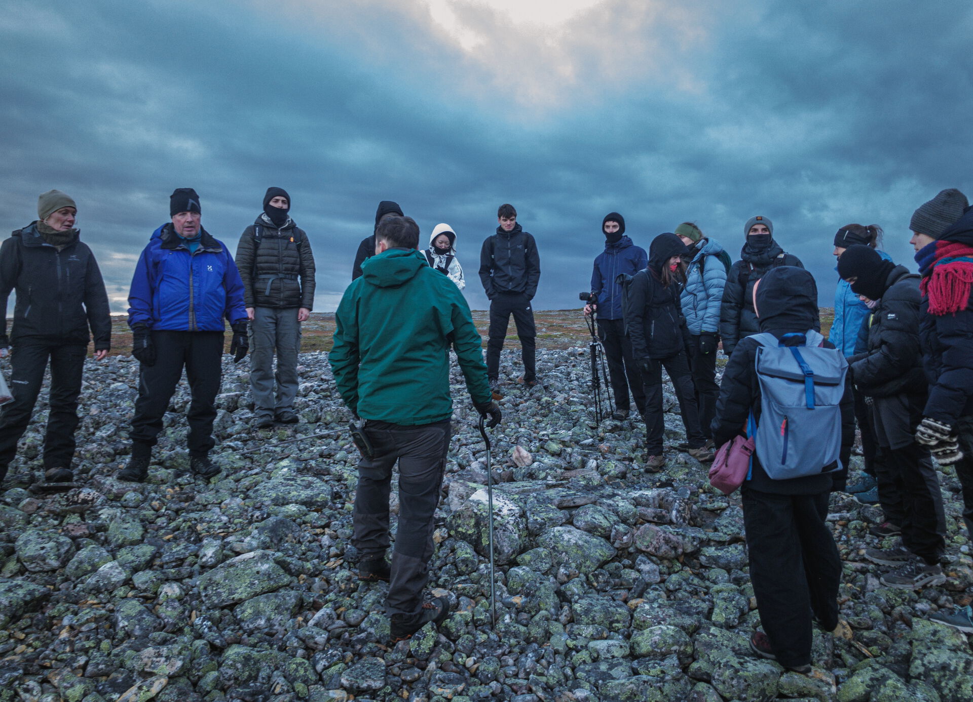 Bildet kan inneholde: jakke, eventyr, vinter, rekreasjon, fotturer.