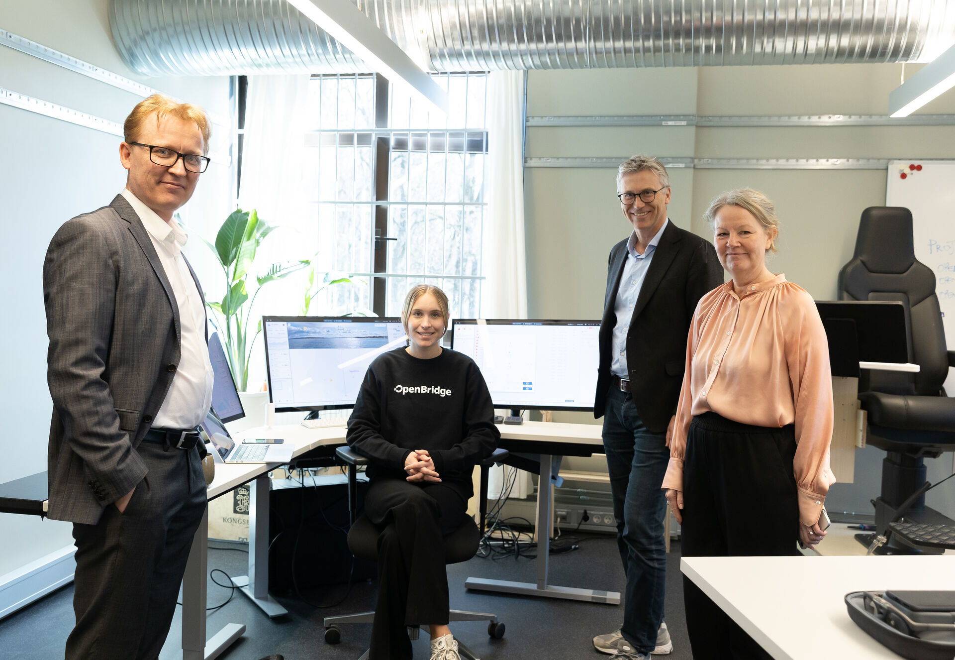 Bildet kan inneholde: møbler, elektronisk enhet, kontorutstyr, bord, funksjonær.